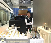 【佛山展翅調(diào)酒咖啡西點(diǎn)培訓(xùn)學(xué)?！?017年3月17日佛山慶豐路暢捷豹路虎4S店邀請韋杰花式調(diào)酒演出節(jié)目嘉賓！