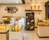 蛋糕店招.全能師傅工資5000--8500，面包師傅工資4000--5500